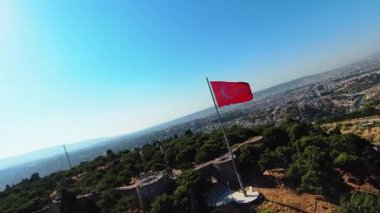 Türk bayrağı dalgalanıyor - Türk bayrağının İHA videosu