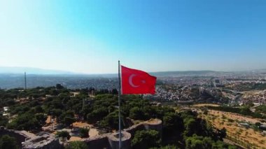 Türk bayrağı dalgalanıyor - Türk bayrağının İHA videosu