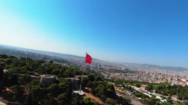 Türk bayrağı dalgalanıyor - Türk bayrağının İHA videosu