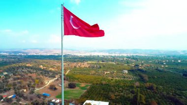 Türk bayrağı dalgalanıyor - Türk bayrağının İHA videosu