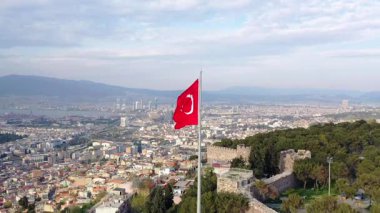 Türk bayrağı dalgalanıyor - Türk bayrağının İHA videosu