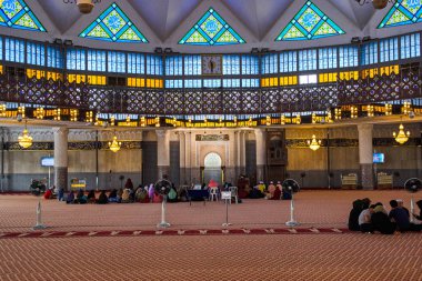 Kuala Lumpur, Malezya - 10 Şubat 2018: Mescid-i Negara Ulusal Camii'nin iç görünümü