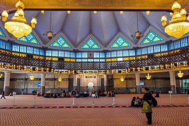 Kuala Lumpur, Malezya - 10 Şubat 2018: Mescid-i Negara Ulusal Camii'nin iç görünümü