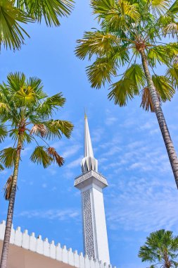 Mescidi Negara Ulusal Camii yüksek minare görünümü görünümü yeşil palms Kuala Lumpur, Malezya