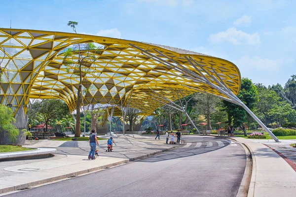 吉隆坡 马来西亚 2018年2月10日 拉曼裴丹娜独特的和现代的设计屋顶地区与雄伟的树木 Adansonia 也称为猴面包和辣木在植物园里 — 图库照片