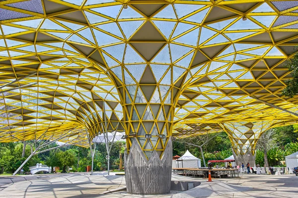 吉隆坡 马来西亚 2018年2月10日 拉曼裴丹娜独特的和现代的设计屋顶地区与雄伟的树木 Adansonia 也称为猴面包和辣木在植物园 吉隆坡 马来西亚 — 图库照片