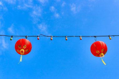 Çin yeni yılı fener mavi gökyüzü üzerinde