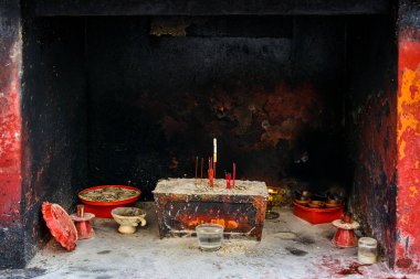 Çin yeni yılı sırasında yanan kırmızı tütsü sopa