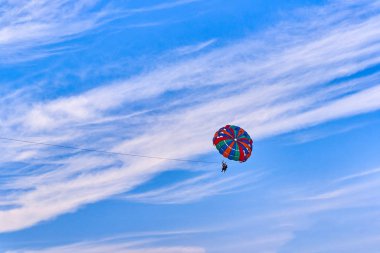 Gün batımında paraşüt spor