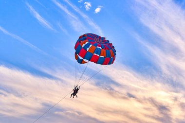 Gün batımında paraşüt spor