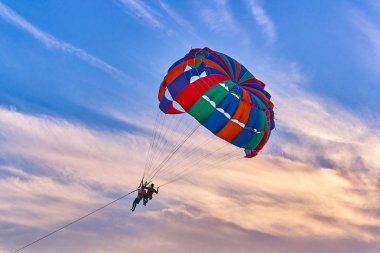 Gün batımında paraşüt spor