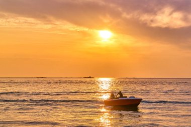 Defne pastoral günbatımı okyanus görmek
