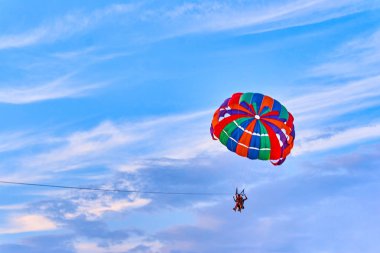 Gün batımında paraşüt spor