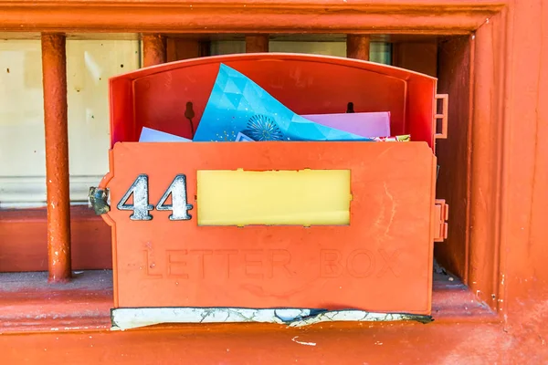 Красный Винтажный Почтовый Ящик — стоковое фото