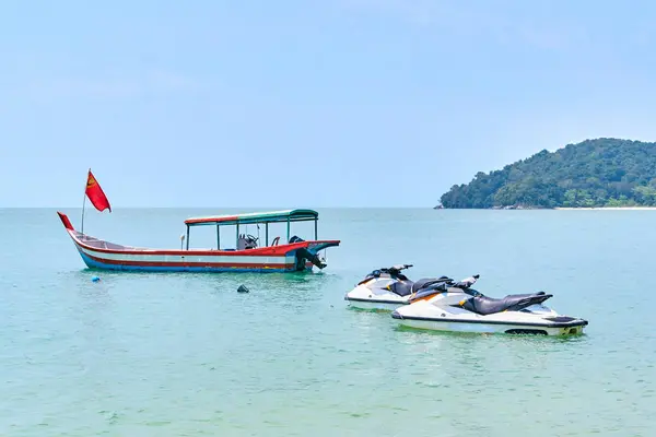 Cenang Beach Bicicletas Aquáticas Com Barco Ilha Langkawi Malásia — Fotografia de Stock