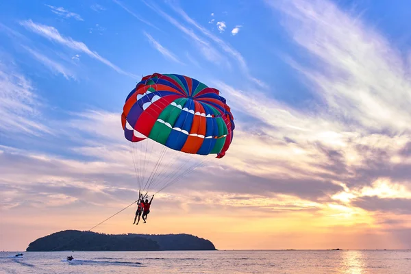 Parasailing Sport Bei Sonnenuntergang — Stockfoto