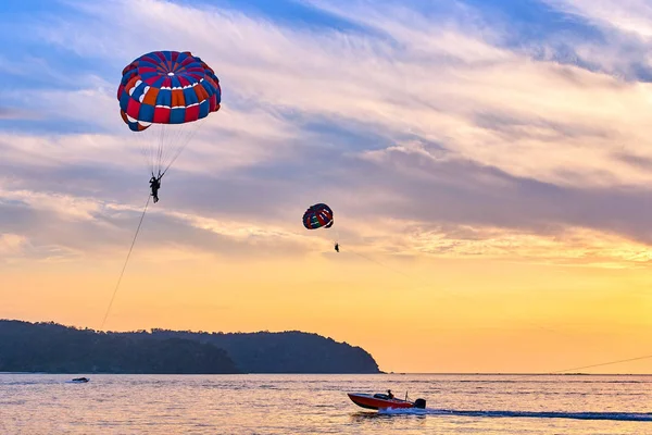 Parasailing Sport Vid Solnedgången — Stockfoto