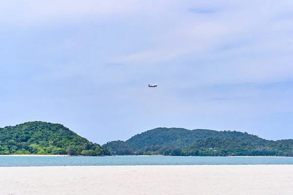 飛行機は熱帯の島の着陸の準備ができて — ストック写真