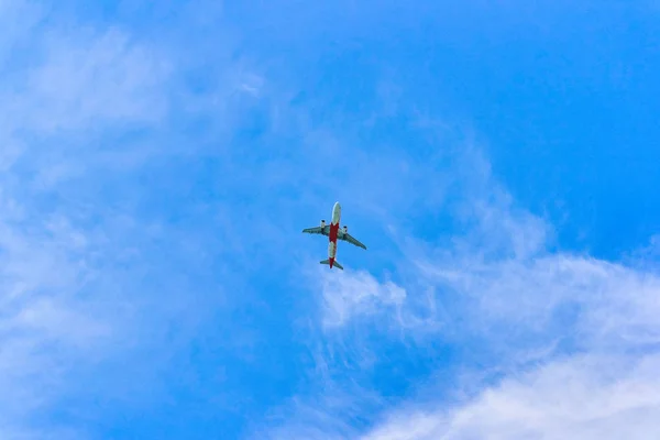Repülőgép Felszállás Egy Sziget — Stock Fotó