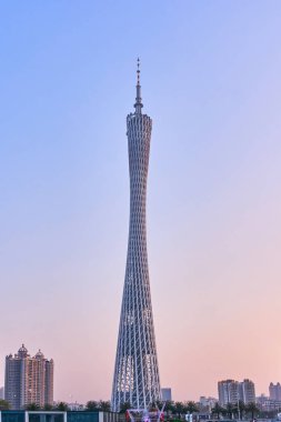 Guangzhou, Guangdong Eyaleti, Çin - 28 Şubat 2018: Gün batımında Canton Tv Kulesi görünümü