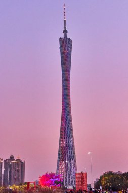Guangzhou, Guangdong Eyaleti, Çin - 28 Şubat 2018: Gün batımında Canton Tv Kulesi görünümü
