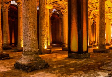 Bazilika Sarnıcı - İmparator Justinianus 'un altıncı yüzyılda inşa ettiği yeraltı su deposu, İstanbul, Türkiye