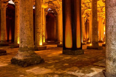 Bazilika Sarnıcı - İmparator Justinianus 'un altıncı yüzyılda inşa ettiği yeraltı su deposu, İstanbul, Türkiye