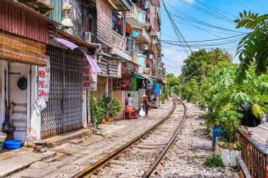 Hanoi, Vietnam - 15 Ekim 2018: evleriyle dar cadde boyunca çalışan şehir demiryolu perspektif görünüm