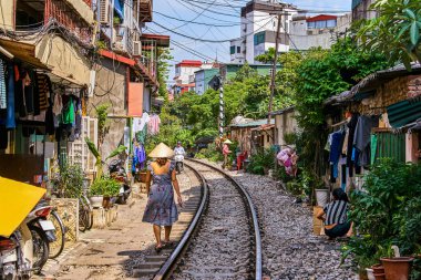 Hanoi şehir demiryolu perspektif görünüm Vietnam evleriyle dar cadde boyunca çalışan