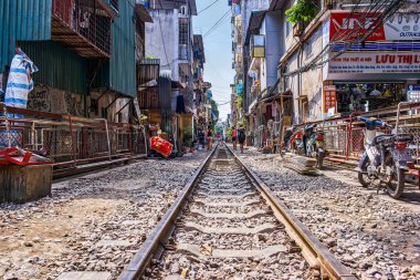 Hanoi, Vietnam - 15 Ekim 2018: evleriyle dar cadde boyunca çalışan şehir demiryolu perspektif görünüm