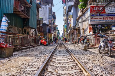 Hanoi, Vietnam - 15 Ekim 2018: evleriyle dar cadde boyunca çalışan şehir demiryolu perspektif görünüm