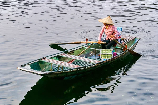 Mujer Barco Remos Tam Coc Ninh Binh Vietnam —  Fotos de Stock