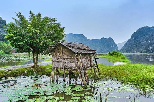 Bergen Bekijken Met Houten Visserhuis Ninh Binh Vietnam — Stockfoto