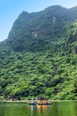 Trang kürekli Ninh Binh, Vietnam güzel dağ manzaralı bir