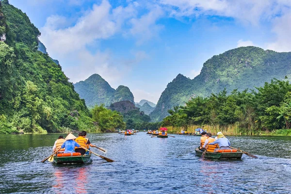 Trang Botes Remos Con Hermosas Vistas Las Montañas Ninh Binh —  Fotos de Stock