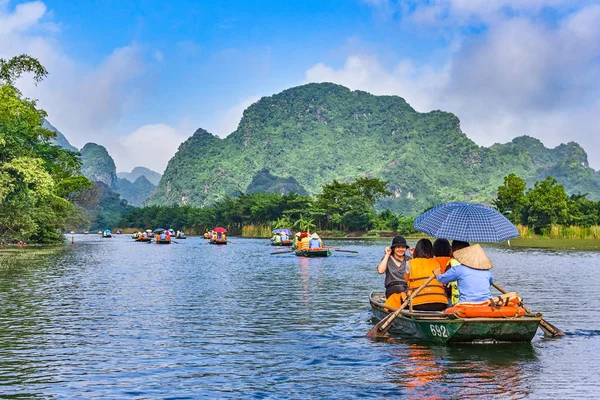 Ninh Binh Vietnam Oktober 2018 Roeiboten Met Mooie Bergen Uitzicht — Stockfoto