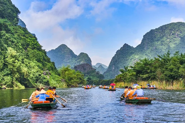 Trang Botes Remos Con Hermosas Vistas Las Montañas Ninh Binh —  Fotos de Stock