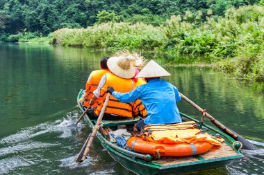 Trang bir kayık güzel dağları ile görüntülemek, Ninh Binh Vietnam