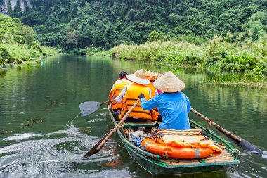 Trang bir kayık güzel dağları ile görüntülemek, Ninh Binh Vietnam