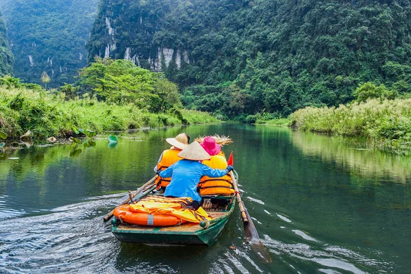 Trang Een Roeiboot Met Prachtige Bergen Bekijken Ninh Bình Vietnam — Stockfoto