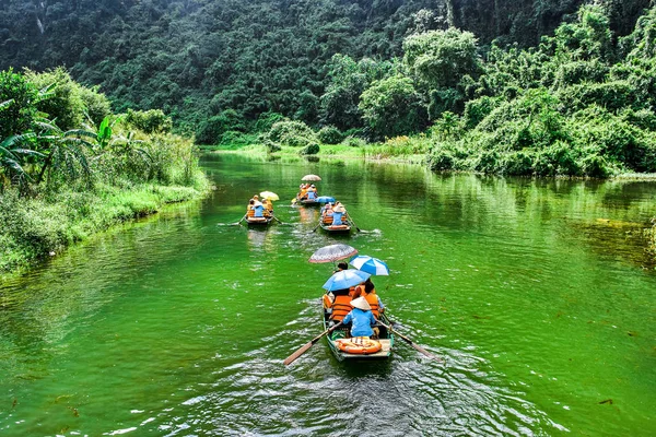 Trang Una Barca Remi Con Bella Vista Ninh Binh Vietnam — Foto Stock