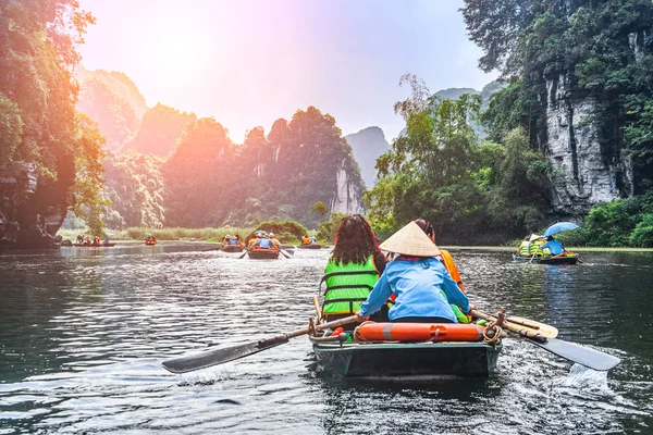 Trang kürekli Ninh Binh, Vietnam güzel dağ manzaralı bir