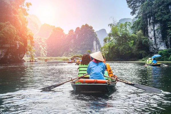 Trang Roeiboten Met Mooie Bergen Uitzicht Ninh Binh Vietnam — Stockfoto