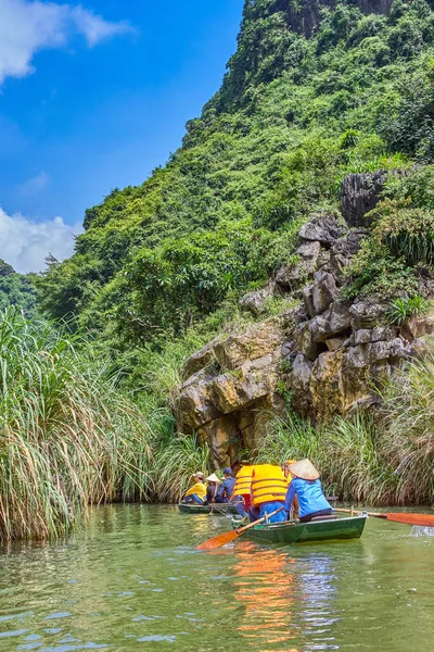 Trang Een Roeiboot Met Prachtige Bergen Bekijken Ninh Bình Vietnam — Stockfoto