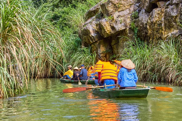 Trang Een Roeiboot Met Prachtige Bergen Bekijken Ninh Bình Vietnam — Stockfoto