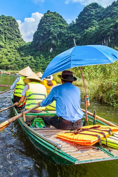 Trang bir kayık güzel dağları ile görüntülemek, Ninh Binh Vietnam
