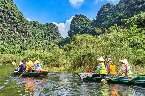 Trang Een Roeiboot Met Prachtige Bergen Bekijken Ninh Bình Vietnam — Stockfoto