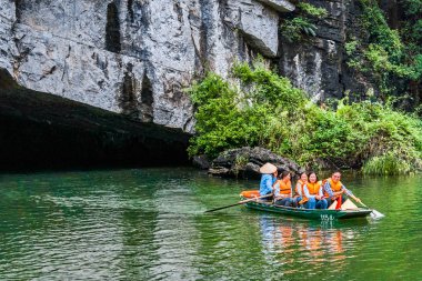 Ninh Binh, Vietnam - 21 Ekim 2018: İnsanlar yeraltı mağara Trang içinde kürek bir