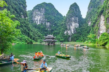 Ninh Binh, Vietnam - 21 Ekim 2018: Güzel su Tapınağı görünümünde değiştirdiğinizde Trang kürekli bir