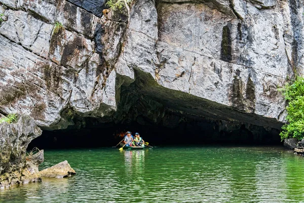 Ninh Binh Єтнам Жовтня 2018 Люди Веслування Підземної Печери Транг — стокове фото